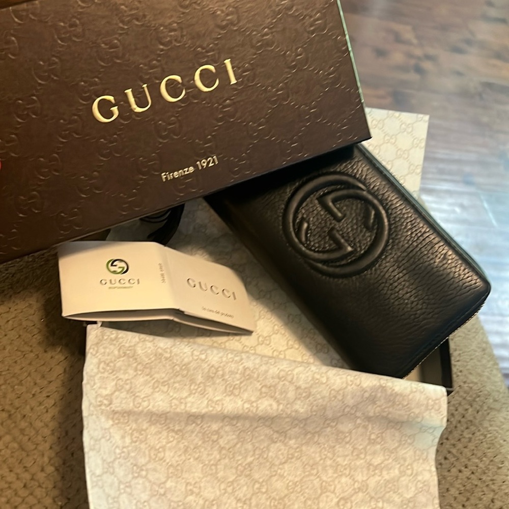 Gucci soho Pebbled wallet .